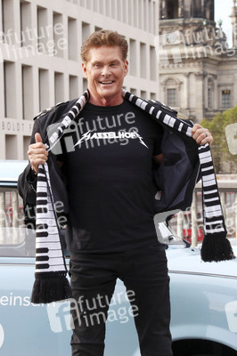 David Hasselhoff hupt mit Trabi-Fahrern 'Looking for Freedom' in Berlin