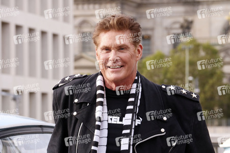 David Hasselhoff hupt mit Trabi-Fahrern 'Looking for Freedom' in Berlin