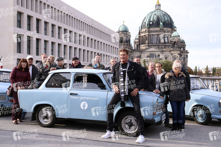 David Hasselhoff hupt mit Trabi-Fahrern 'Looking for Freedom' in Berlin