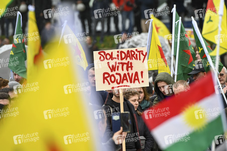 Demonstration gegen die türkische Militär-Offensive in Nordsyrien in Köln