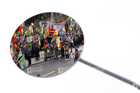 Demonstration gegen die türkische Militär-Offensive in Nordsyrien in Köln
