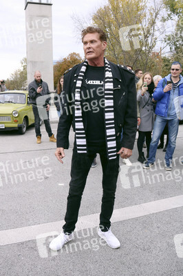 David Hasselhoff hupt mit Trabi-Fahrern 'Looking for Freedom' in Berlin