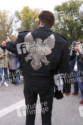 David Hasselhoff hupt mit Trabi-Fahrern 'Looking for Freedom' in Berlin