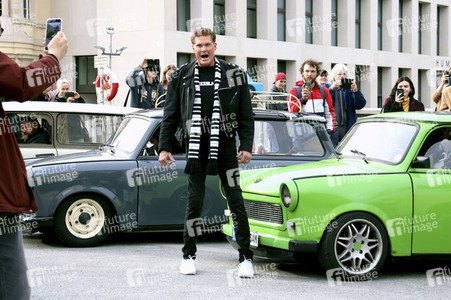 David Hasselhoff hupt mit Trabi-Fahrern 'Looking for Freedom' in Berlin