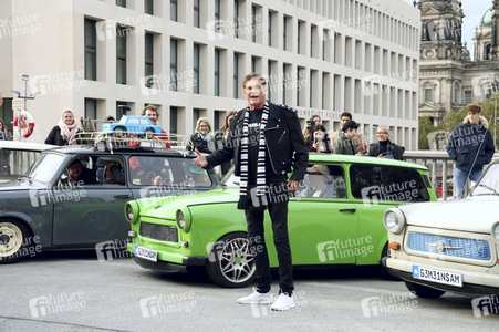 David Hasselhoff hupt mit Trabi-Fahrern 'Looking for Freedom' in Berlin