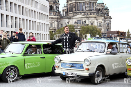 David Hasselhoff hupt mit Trabi-Fahrern 'Looking for Freedom' in Berlin