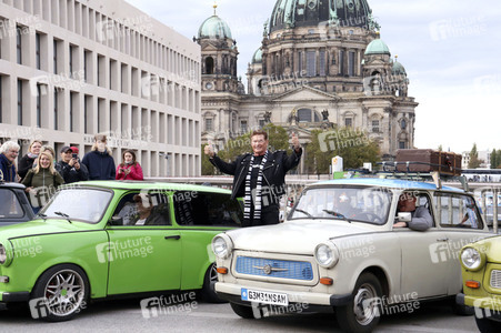 David Hasselhoff hupt mit Trabi-Fahrern 'Looking for Freedom' in Berlin