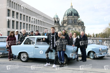David Hasselhoff hupt mit Trabi-Fahrern 'Looking for Freedom' in Berlin
