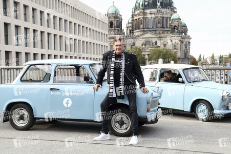 David Hasselhoff hupt mit Trabi-Fahrern 'Looking for Freedom' in Berlin