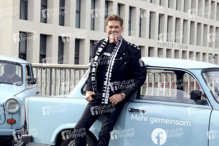 David Hasselhoff hupt mit Trabi-Fahrern 'Looking for Freedom' in Berlin
