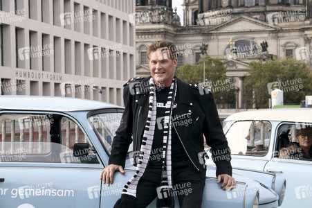 David Hasselhoff hupt mit Trabi-Fahrern 'Looking for Freedom' in Berlin