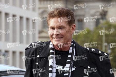 David Hasselhoff hupt mit Trabi-Fahrern 'Looking for Freedom' in Berlin