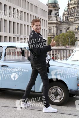 David Hasselhoff hupt mit Trabi-Fahrern 'Looking for Freedom' in Berlin