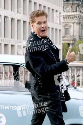 David Hasselhoff hupt mit Trabi-Fahrern 'Looking for Freedom' in Berlin