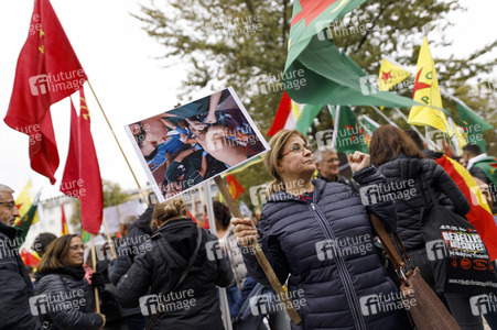Demonstration gegen die türkische Militär-Offensive in Nordsyrien in Köln