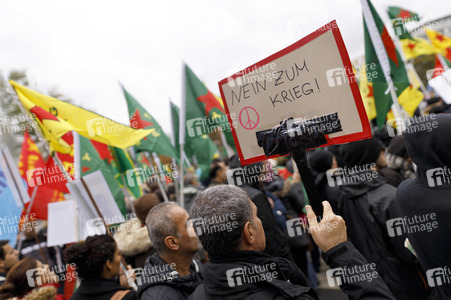 Demonstration gegen die türkische Militär-Offensive in Nordsyrien in Köln