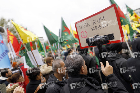 Demonstration gegen die türkische Militär-Offensive in Nordsyrien in Köln