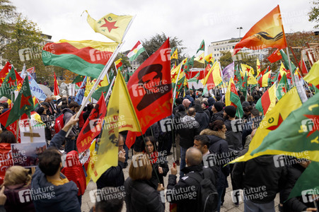 Demonstration gegen die türkische Militär-Offensive in Nordsyrien in Köln