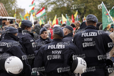 Demonstration gegen die türkische Militär-Offensive in Nordsyrien in Köln