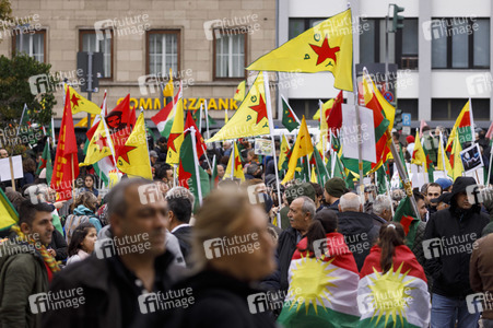 Demonstration gegen die türkische Militär-Offensive in Nordsyrien in Köln