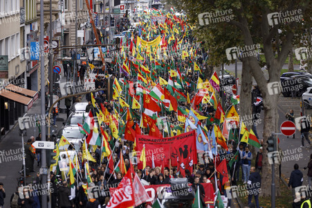 Demonstration gegen die türkische Militär-Offensive in Nordsyrien in Köln