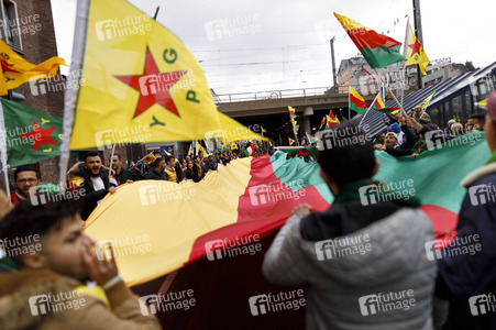 Demonstration gegen die türkische Militär-Offensive in Nordsyrien in Köln