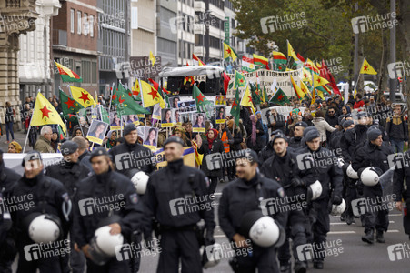 Demonstration gegen die türkische Militär-Offensive in Nordsyrien in Köln