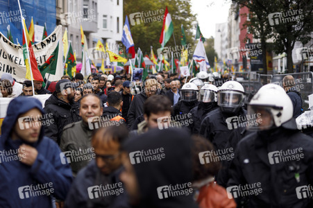 Demonstration gegen die türkische Militär-Offensive in Nordsyrien in Köln