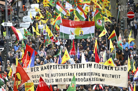 Demonstration gegen die türkische Militär-Offensive in Nordsyrien in Köln