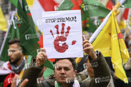 Demonstration gegen die türkische Militär-Offensive in Nordsyrien in Köln