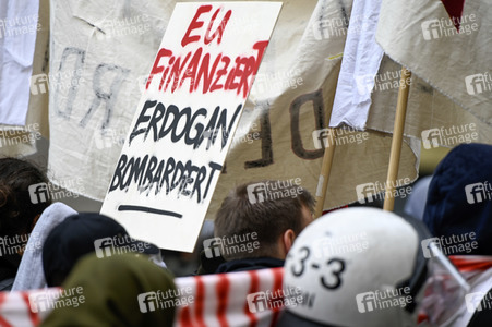 Demonstration gegen die türkische Militär-Offensive in Nordsyrien in Köln