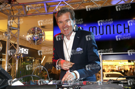 Late Night Shopping Party in Hamburg