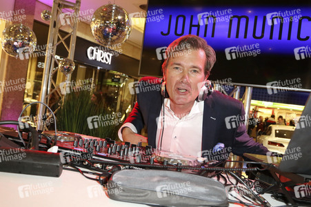 Late Night Shopping Party in Hamburg