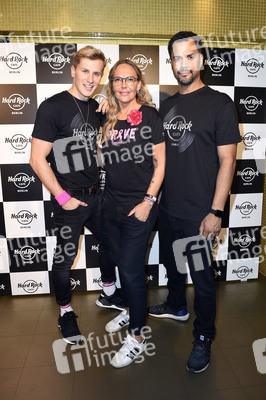 Promis kellnern für guten Zweck im Hard Rock Cafe Berlin