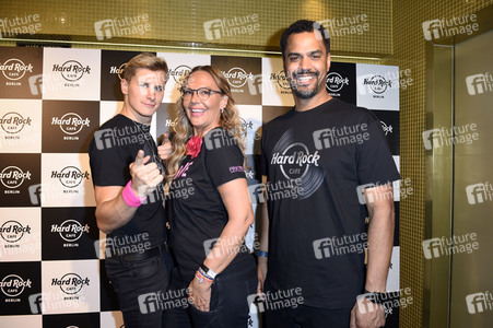 Promis kellnern für guten Zweck im Hard Rock Cafe Berlin