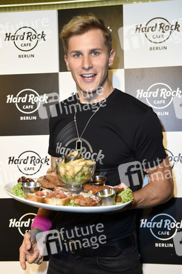 Promis kellnern für guten Zweck im Hard Rock Cafe Berlin