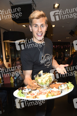 Promis kellnern für guten Zweck im Hard Rock Cafe Berlin