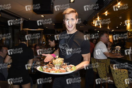 Promis kellnern für guten Zweck im Hard Rock Cafe Berlin
