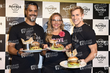 Promis kellnern für guten Zweck im Hard Rock Cafe Berlin