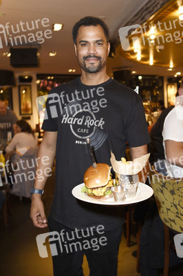 Promis kellnern für guten Zweck im Hard Rock Cafe Berlin