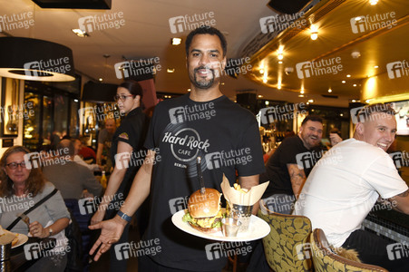 Promis kellnern für guten Zweck im Hard Rock Cafe Berlin