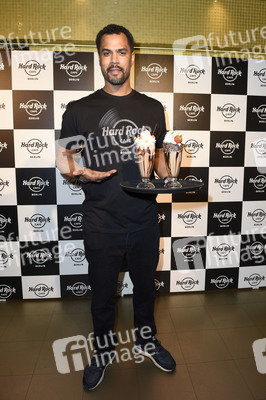 Promis kellnern für guten Zweck im Hard Rock Cafe Berlin