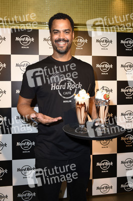 Promis kellnern für guten Zweck im Hard Rock Cafe Berlin