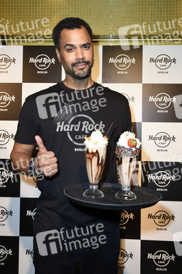 Promis kellnern für guten Zweck im Hard Rock Cafe Berlin