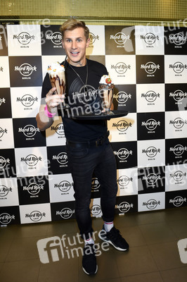 Promis kellnern für guten Zweck im Hard Rock Cafe Berlin