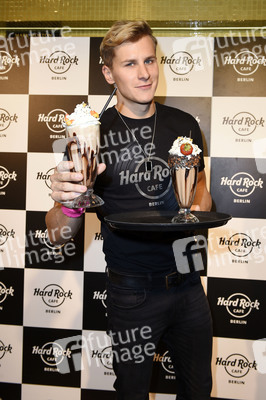 Promis kellnern für guten Zweck im Hard Rock Cafe Berlin