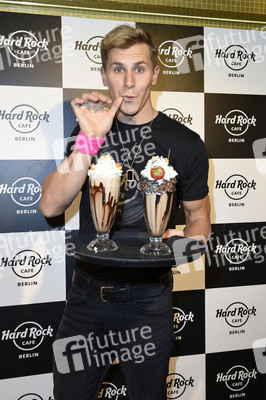 Promis kellnern für guten Zweck im Hard Rock Cafe Berlin