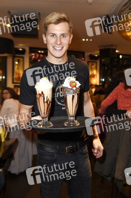 Promis kellnern für guten Zweck im Hard Rock Cafe Berlin