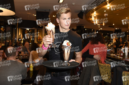 Promis kellnern für guten Zweck im Hard Rock Cafe Berlin