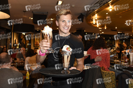 Promis kellnern für guten Zweck im Hard Rock Cafe Berlin